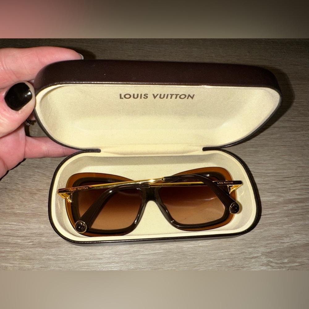 💯PRICE IS FIRM! LOUIS VUITTON POPPY BROWN SUNNIES - COMES WITH HARD CASE